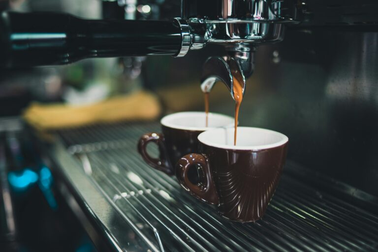The Best Espresso Machine for Beginners: Breville vs. De’Longhi